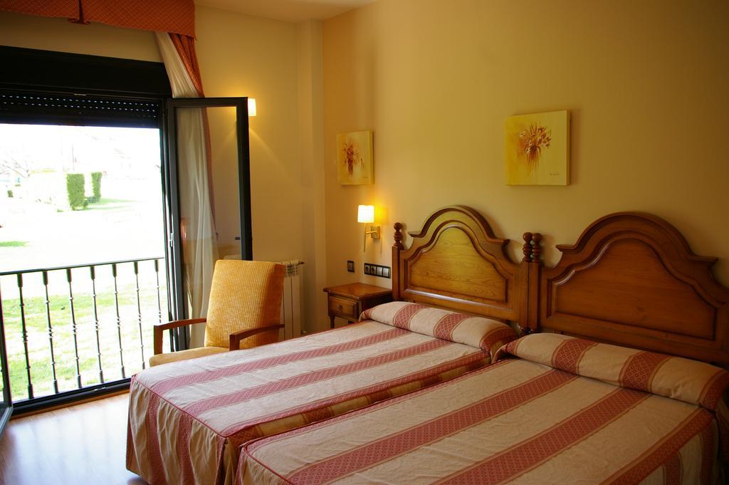 Hotel Cristina Norena Bagian luar foto