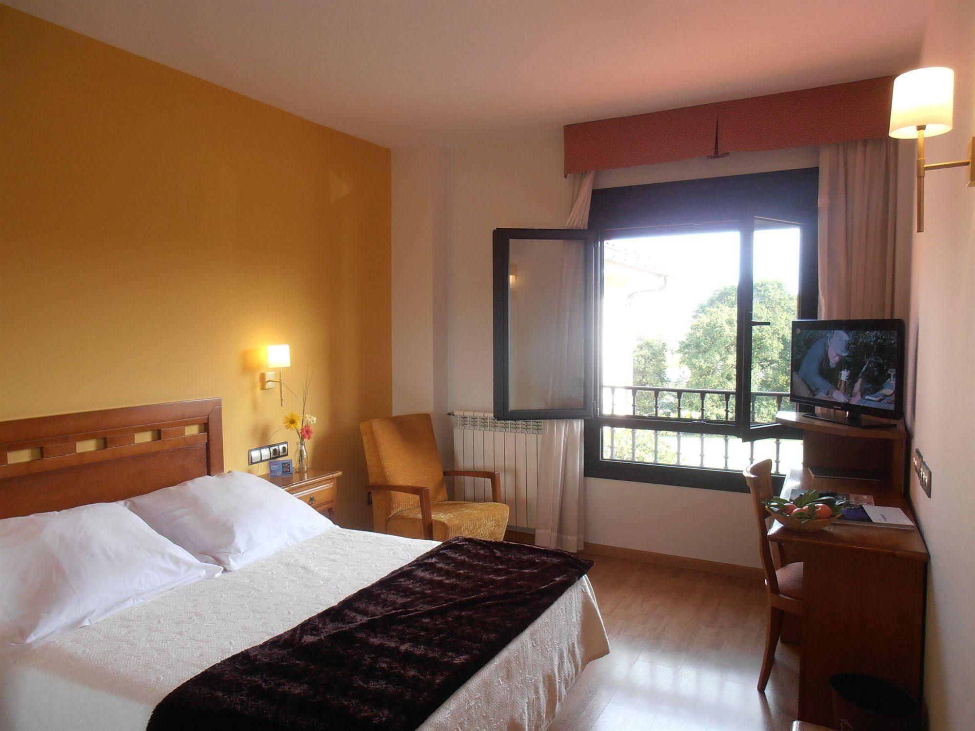 Hotel Cristina Norena Bagian luar foto
